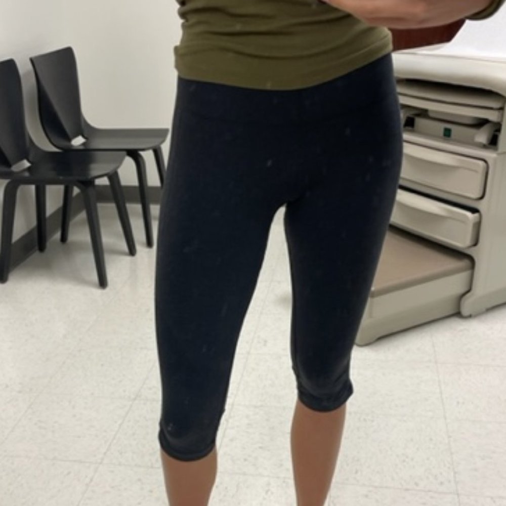 Lululemon In The Flow Crop leggings size 6 with scrunch detail.
